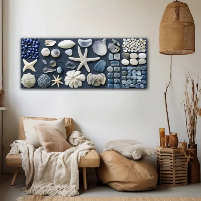 Cuadro tesoros del mar en formato apaisado con colores blanco, gris, azul marino; decorando pared beige