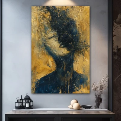 Cuadro laberinto emocional profundo en formato vertical con colores dorado, azul marino; decorando pared gris